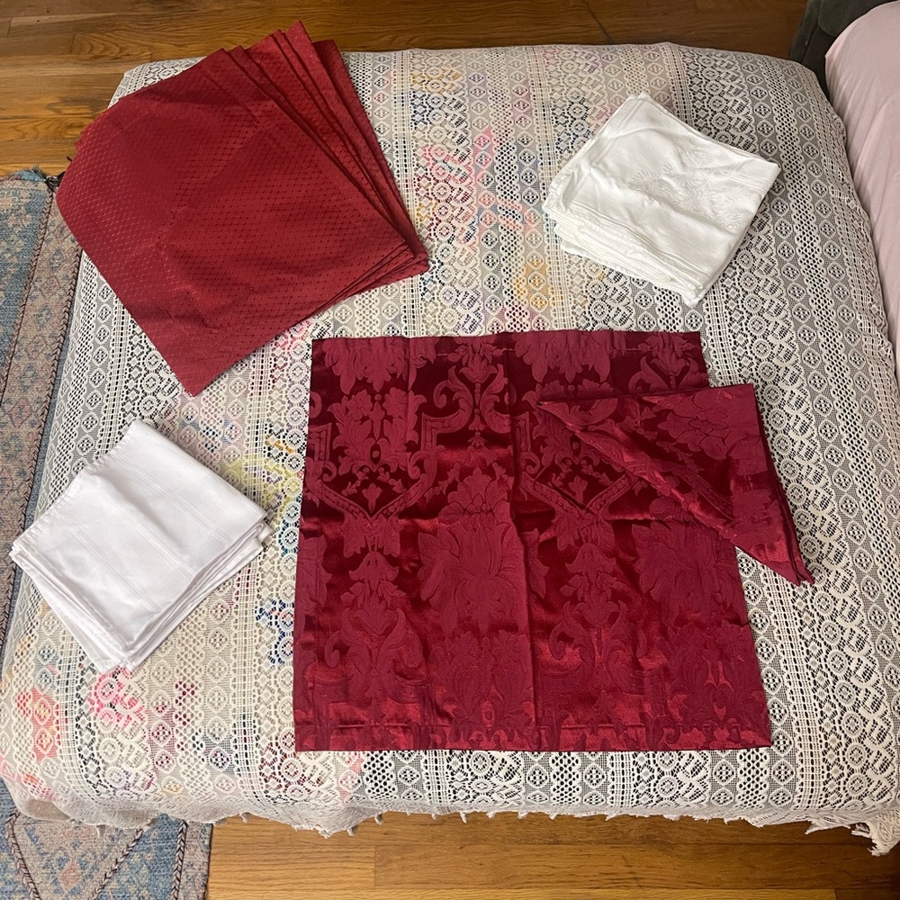 Elegant Red and White Dining Table Linens